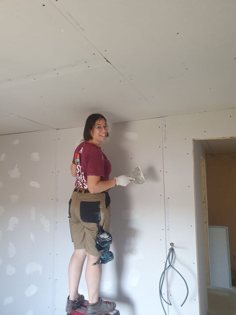Sarah sur l'échelle en rénovation intérieure